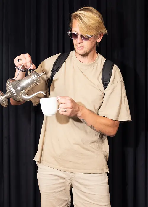 Johan Löf från Evelyne bjuder på kaffe