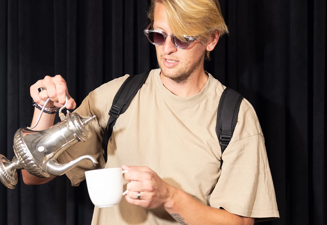 Johan Löf från Evelyne bjuder på kaffe